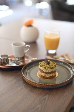 lezzetli çikolatalı pasta krema ile