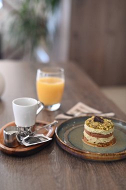 Kafedeki masada lezzetli kekler.