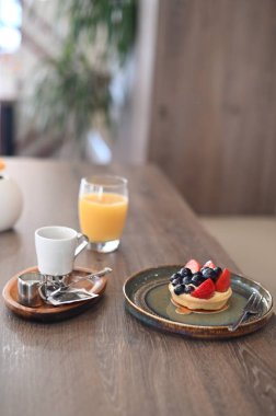 Kahve ve meyveli nefis bir kahvaltı.