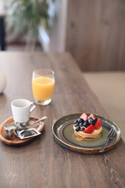 Taze meyve, meyve ve kahveyle kahvaltı