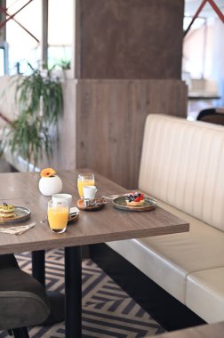 Masada bir fincan kahve ve bir bardak çay.