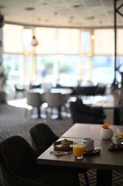 Sabah bir otelin içinde.