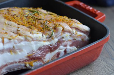 Baharatlı ve otlu taze domuz eti.