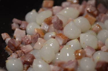 Beyaz ve kahverengi bir pirince yakın.