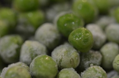 Pazarda taze taze bezelyeler