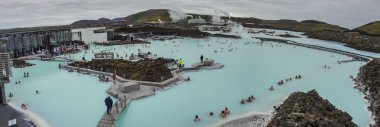 Blue Lagoon, İzlanda - Mar 08: Blue Lagoon Yüzme insanlar