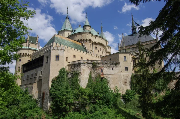 Widok na średniowieczny zamek Bojnice gotycka wieża i kolorowy r — Zdjęcie stockowe