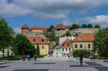 Arka plan üzerinde kale ile Dobo Eger Meydanı ortaçağ şehir. Hun