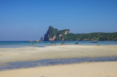 Düşük tide Körfezi ve longboat bac üzerinde Beach Phi Phi Island
