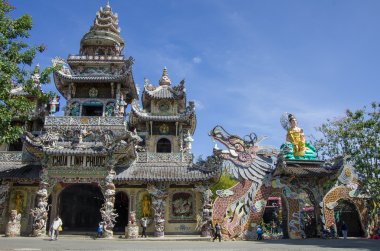 Dalat, Vietnam - 9 Ocak 2015. Ünlü mozaik Linh Phuoc pagod