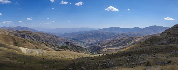 Paisaje de montaña con carretera serpentina. La vista desde la parte superior de Va —  Fotos de Stock