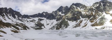 Rysy tepe ve Strbske Pleso yakınındaki yüksek Tatra Dağları Panoraması, 
