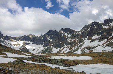 rozen gölde Rysy peak yakınındaki yüksek Tatra Dağları ve Strbsk