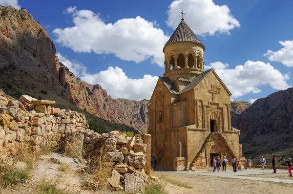 Средневековый монастырский комплекс Нораванк в долине Амагу, Армения — стоковое фото