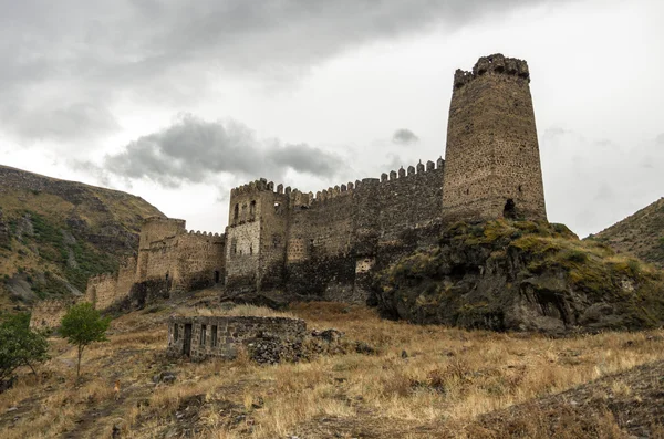 Fortaleza medieval de Khertvisi cerca de la ciudad cueva de Vardzia, Ge — Foto de Stock