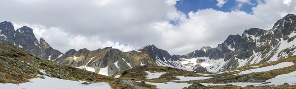 Tengerszem-csúcs-csúcs és (Strbske Pleso) Magas Tátra panorámával, — Stock Fotó