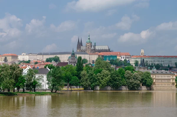 Vista da cidade velha colorida, castelo de Praga e Catedral de São Vito — Fotografia de Stock