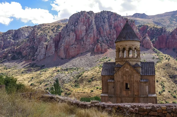 Средневековый монастырский комплекс Нораванк в долине Амагу, Армения — стоковое фото