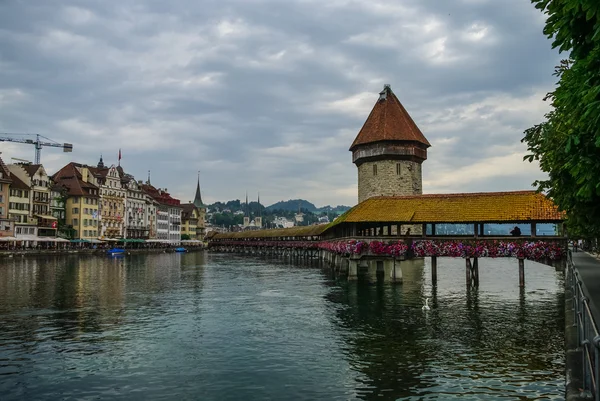 Jembatan Kapel Terkenal di pusat kota bersejarah Lucerne, Can — Stok Foto