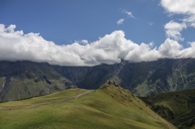 Tsminda Sameba / Holy Trinity Kilisesi yakınındaki Kazbegi-Gergeti vi