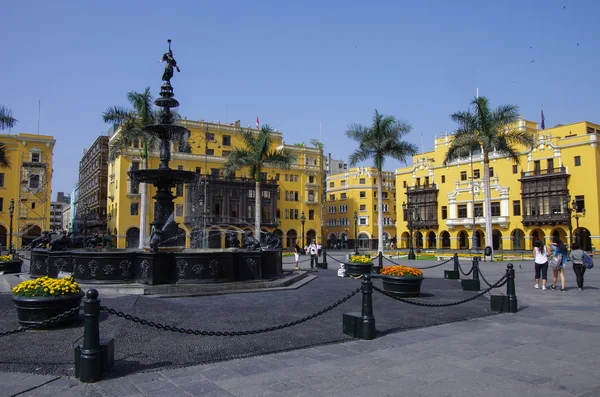 Fuente en Plaza Mayor (anteriormente Plaza de Armas) en Lima, Perú —  Fotos de Stock