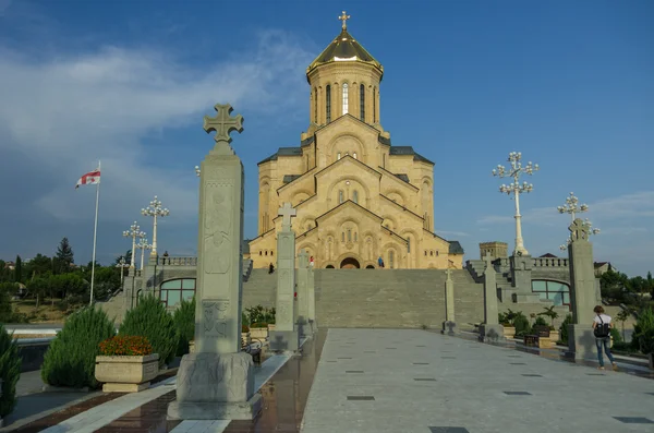 Iglesia de Tsminda Sameba (Catedral de la Santísima Trinidad de Tbilisi) por la noche, ubicada en Tbilisi, capital de Georgia — Foto de Stock