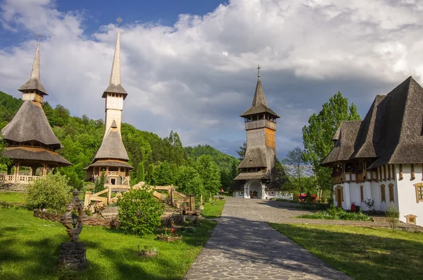 Dřevěný kostel barsanských klášter. Maramures region, Rumunsko — Stock fotografie