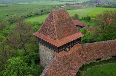 Takviye edilmiş Viscri Kulesi kiliseden (kale), Transylvani göster