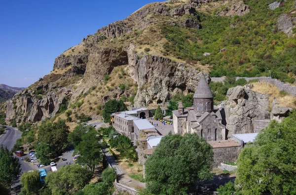 Der Blick von oben auf den mittelalterlichen Klosterkomplex Geghard, Armenien — Stockfoto