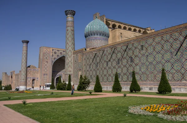 Sher-Dor Madrasah en la plaza Registan, Samarcanda, Uzbekistán — Foto de Stock