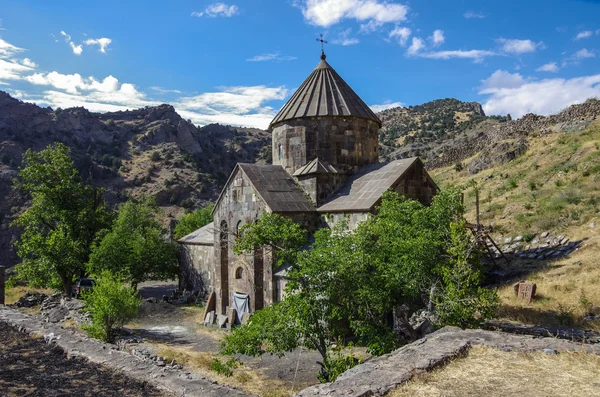 Монастырь Гндеванк в каньоне реки Арпа близ Джермука, Армения — стоковое фото