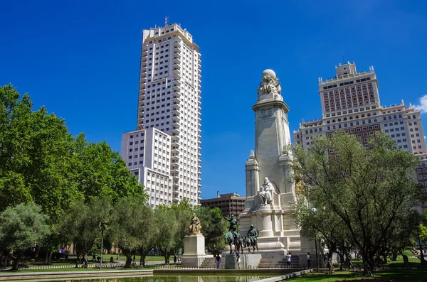Cervantes anıt, Madrid Tower (Torre de Madrid) bir