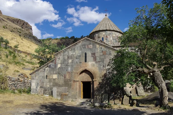 Монастырь Гндеванк в каньоне реки Арпа близ Джермука, Армения — стоковое фото