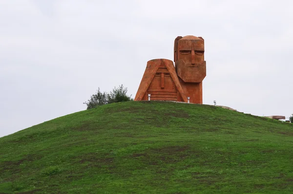 Denkmal "Wir sind unsere Berge" in der Hauptstadt Nagorno-Karabas — Stockfoto