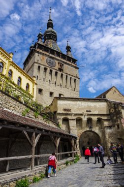 Sighisoara, Romanya 2 Mayıs 2014: Saat Kulesi eski Schüco tarafından taraflı.