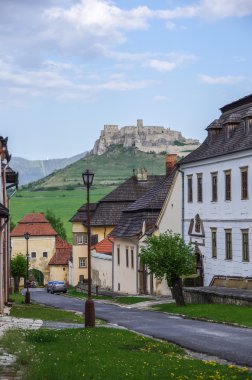 SPI kale görünümünden ana cadde o Spisska Kapitula, Slovakya