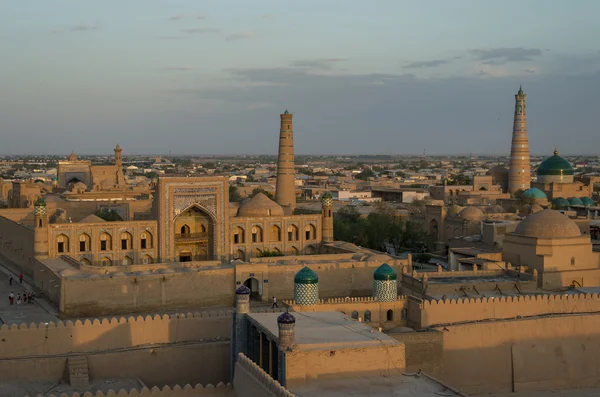 Cidade de Khiva ao pôr-do-sol da torre de Itchan Kala, a murada — Fotografia de Stock