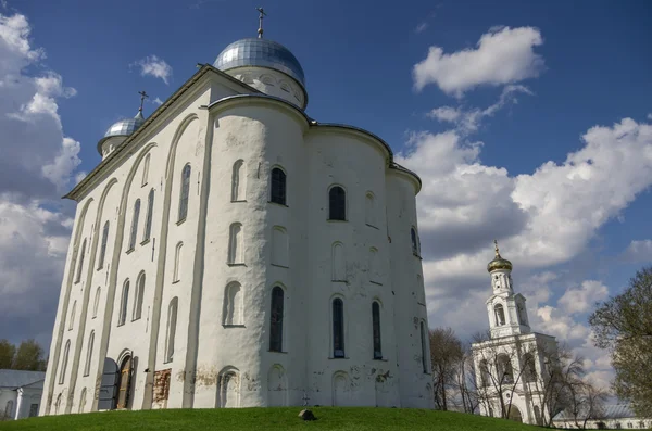 Catedral de San Jorge, monasterio ortodoxo ruso de Yuriev en G — Foto de Stock