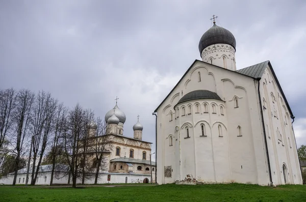 Old Russian Orthodox church of the Transfiguration on Ilyina and Znamensky Cathedral. Veliky Novgorod, Russia — Stock Photo, Image