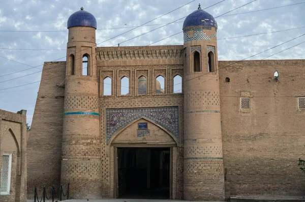 West gate (Palvan Darvoza) av Khiva gamla staden, Itchan Kala. Khiva — Stockfoto