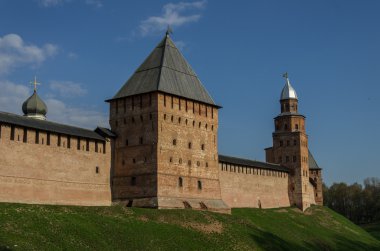 Kokui Kulesi ve Pokrovskaya Kulesi ile Novgorod Kremlin duvarları