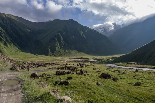 Nad Terekiem w Thurso górskiej dolinie. Mccheta მონასტერი Region, — Zdjęcie stockowe