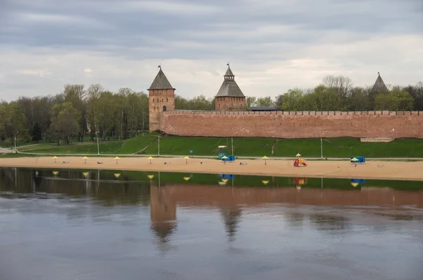 Río Volkhov y Kremlin, Veliky Novgorod, Rusia, Sin personas —  Fotos de Stock