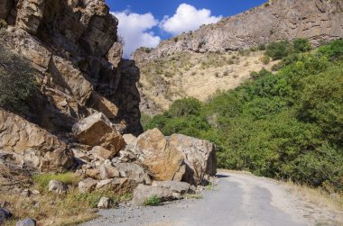 Kaya düşmesi nehir Arpa gorge yakınındaki J içinde takip Daralt