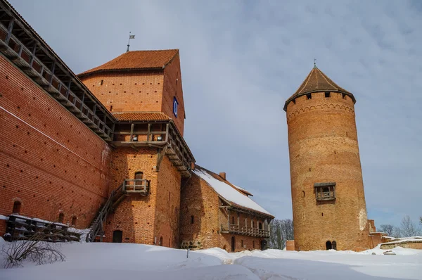 Castillo de Turaida es un castillo medieval recientemente reconstruido en Tu —  Fotos de Stock