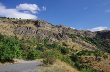 Nehir Arpa gorge, Cliff. Jermuk giden yol. Ermenistan