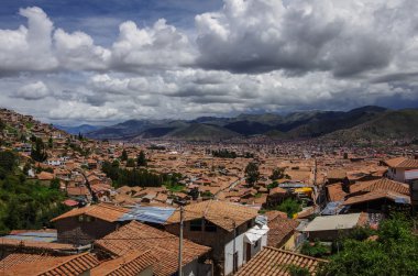 Cityscape Cusco kutsal vadi, Peru. Bir görünümden bir fortres