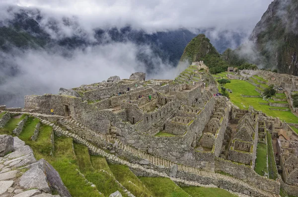 Vista de la Ciudad Inca Perdida de Machu Picchu cerca de Cusco.Nube baja — Foto de Stock