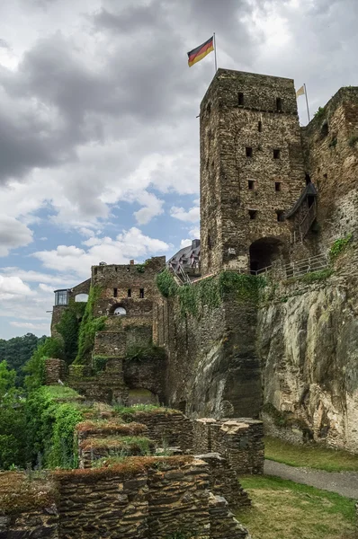 Castillo de Rheinfels cerca del pueblo de Sankt Goar en el río Rin, a mediados de — Foto de Stock