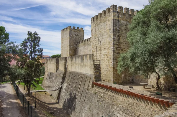 Yttervägg, vallgrav och tornen i Lissabon slottet (Castelo de — Stockfoto